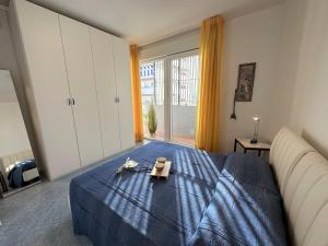Un dormitorio con una cama con un edredón azul. en Residence Eva, en Lignano Sabbiadoro
