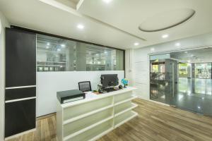 バンコクにあるNeom Town Residenceのコンピューターが置かれた机のあるオフィス
