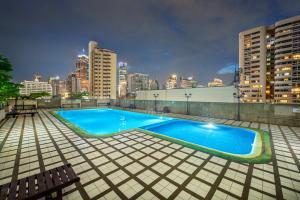 バンコクにあるNeom Town Residenceの市街のスカイラインを望む建物の上にスイミングプール +27枚の写真