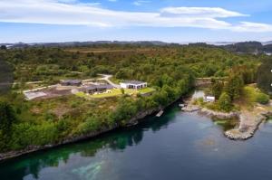 an aerial view of a house on an island in a river at Eksklusiv hytte i skjærgården! in Austevoll