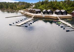 een luchtzicht op een jachthaven met boten op het water bij Eksklusiv hytte i skjærgården! in Austevoll