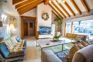 ein Wohnzimmer mit Sofas, Tisch und Fernseher in der Unterkunft Bs Urban Retreat Garden And Spa Near Gyeongbokgung in Seoul