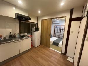 Una cocina o cocineta en 关西机场难波梅田直达花園町の夢旅人