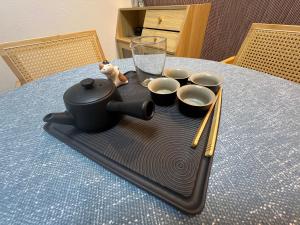 Tetera y cafetera en 关西机场难波梅田直达花園町の夢旅人