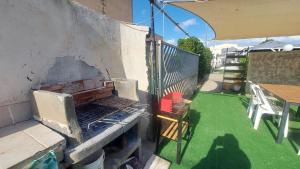 สิ่งอำนวยความสะดวกสำหรับจัดบาร์บีคิวซึ่งผู้เข้าพักใช้ได้ที่เบดแอนด์เบรกฟาสต์