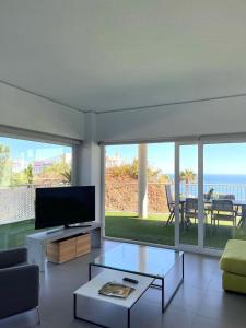 TV a/nebo společenská místnost v ubytování Luxury Apartment With Sea View