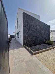 eine steinerne Mauer neben einem Gebäude in der Unterkunft Nazaret Home in Nazaret + 51 Fotos