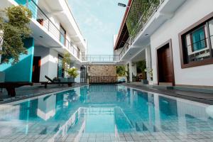 un'immagine di una piscina in una casa di KADUPUL By Serenity a Negombo