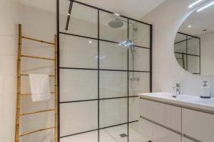 Koupelna v ubytování Travel Homes - CityStar - Espace et Confort en plein centre, sur-équipé + 7 fotografií