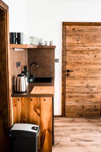 Kuchyň nebo kuchyňský kout v ubytování Apartmány ZeMě