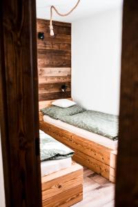 Postel nebo postele na pokoji v ubytování Apartmány ZeMě