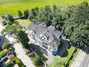 an overhead view of a large house with a driveway at Sis Dziwnowek in Dziwnówek