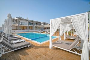 Bazén v ubytování SESA Boutique Hotel & Restaurant nebo v jeho okolí