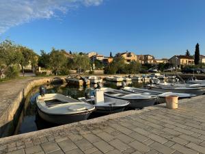 un groupe de bateaux est amarré dans un port dans l'établissement Ferienwhg Bilice 1 - Pool beheizt - Fitness - Relax, à Bilice