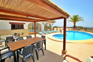 Bazén v ubytování Finca Fantaxat - holiday home with private pool and panoramic views in Benissa nebo v jeho okolí