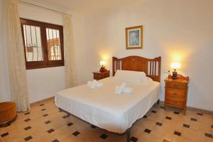 Postel nebo postele na pokoji v ubytování Finca Fantaxat - holiday home with private pool and panoramic views in Benissa