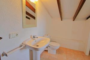 Koupelna v ubytování Finca Fantaxat - holiday home with private pool and panoramic views in Benissa