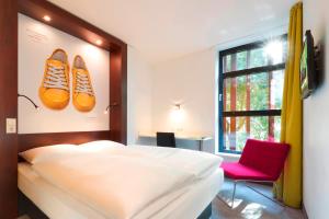 En eller flere senger på et rom på 7THINGS - my basic hotel