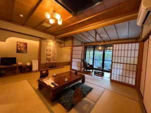 a living room with a table and a couch at すいこうえんさくら in Fujinomiya +34 photos