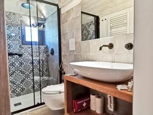 Koupelna v ubytování Trullo Mela comfort, 6 people, 10 minutes Alberobello