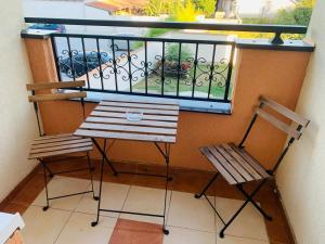 2 sedie e un tavolo sul balcone di Apartman Hana2 a Sombor
