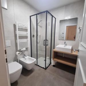 Un baño con ducha, inodoro y lavabo. en Casa Tura San Vigilio, en San Vigilio Di Marebbe 56 fotos más