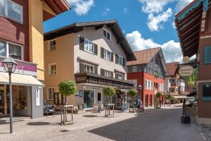 a street in a small town with buildings at Staufner Mitte in Oberstaufen