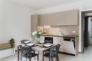 Η κουζίνα ή μικρή κουζίνα στο Ronda Apartments 24 pax e parcheggio incluso