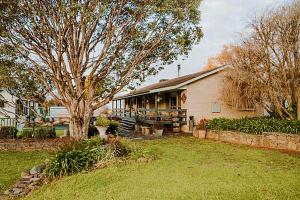 Taman di luar Country Cottage in Town