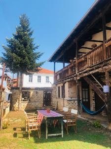 PsarádesΧαγιάτι的大楼前的桌椅