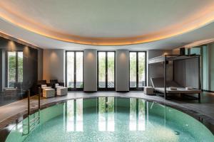 宾茨A-ROSA Hotel Ceres am Meer - Adults Only的窗户客房内的大型游泳池