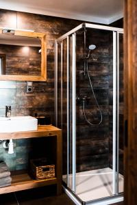 Koupelna v ubytování Apartmány ZeMě + 37 fotografií
