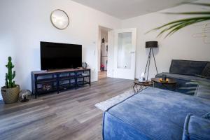 パーダーボルンにあるYellow Stationのリビングルーム(ベッド1台、薄型テレビ付)