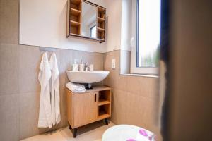 パーダーボルンにあるYellow Stationの小さなバスルーム(シンク、窓付) +11枚の写真