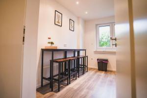 パーダーボルンにあるYellow Stationの黒いカウンターと窓のあるホームオフィス