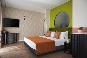 A bed or beds in a room at DuoMo Hotel