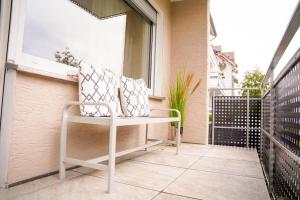 パーダーボルンにあるYellow Stationの白い椅子、窓際のバルコニー