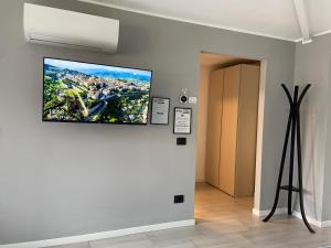 ein Flachbildfernseher an einer Wand in einem Raum in der Unterkunft Corridoni33 - Immobili e Soluzioni Rent in Bergamo