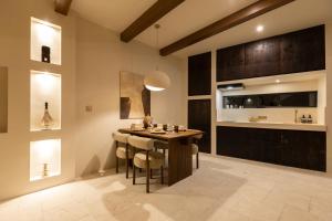 Η κουζίνα ή μικρή κουζίνα στο Villa Sawa Great Location , Pererenan by OriVista