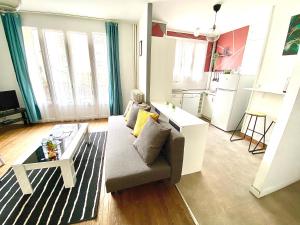 Η κουζίνα ή μικρή κουζίνα στο Le Chinchauvaud, spacieux avec balcon +10 φωτογραφίες