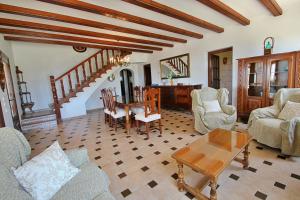 Posezení v ubytování Finca Fantaxat - holiday home with private pool and panoramic views in Benissa