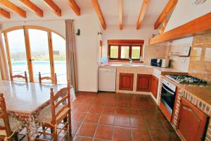 Kuchyň nebo kuchyňský kout v ubytování Finca Fantaxat - holiday home with private pool and panoramic views in Benissa