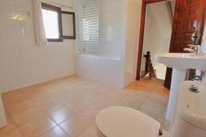 Koupelna v ubytování Finca Fantaxat - holiday home with private pool and panoramic views in Benissa