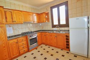 Kuchyň nebo kuchyňský kout v ubytování Finca Fantaxat - holiday home with private pool and panoramic views in Benissa