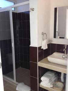 La salle de bains est pourvue d'une douche et d'un lavabo. dans l'établissement Quinta Souffle, à Xochitepec
