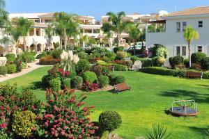 un jardín con parque infantil en un complejo en Aphrodite Sands Resort en Mandria