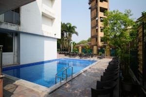 Bazén v ubytování Hotel Grand Visava Lonavala nebo v jeho okolí