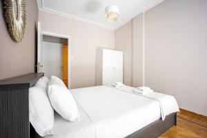 Postel nebo postele na pokoji v ubytování GK Niki by GK Properties