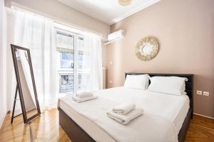 Postel nebo postele na pokoji v ubytování GK Niki by GK Properties