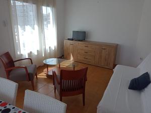Televízia a/alebo spoločenská miestnosť v ubytovaní RNET - MTA Apartaments A2